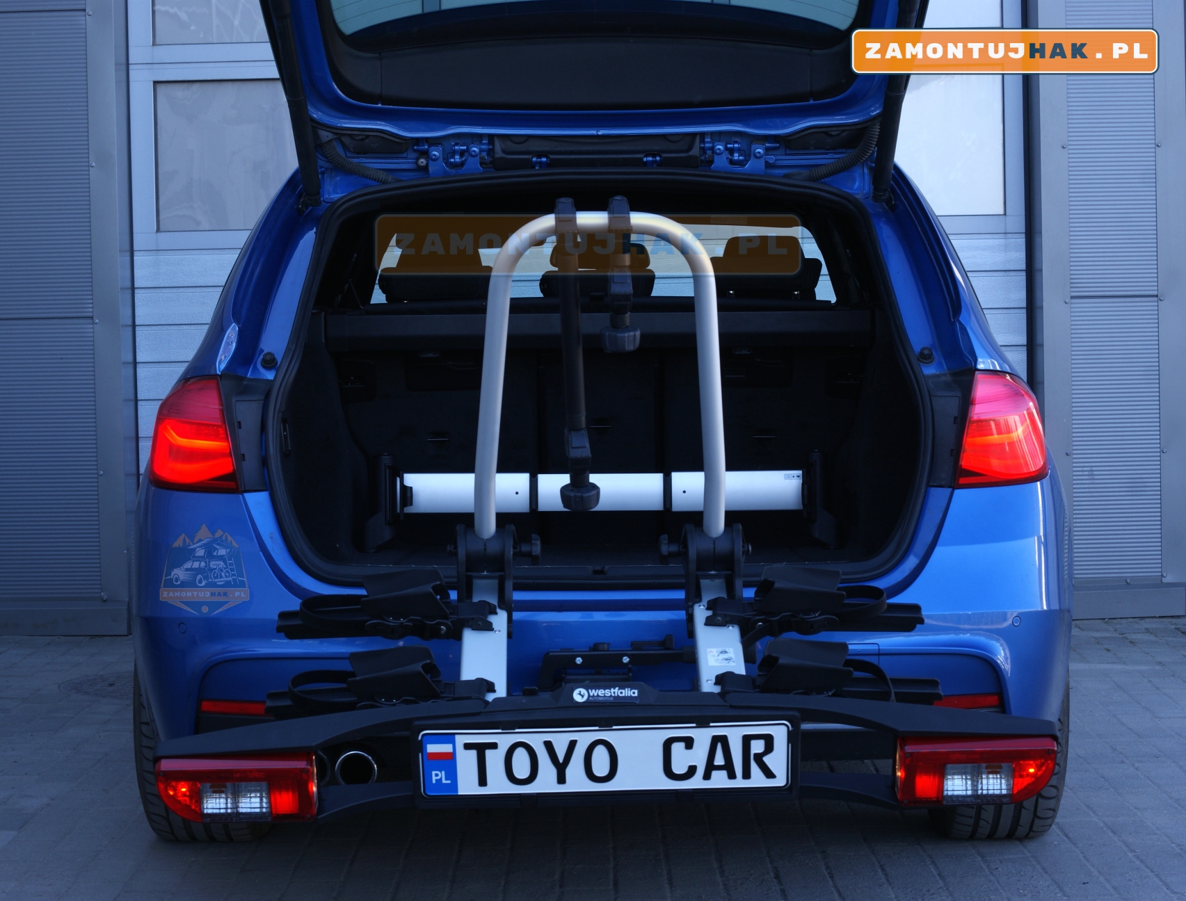 BMW F30 z bagażnikiem Westfalia BC80 - idealne rozwiązanie dla pasjonat&oacute;w rowerowych podr&oacute;ży